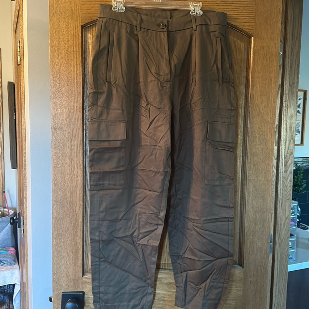 NWOT old navy women’s dress cargo pants; sz L